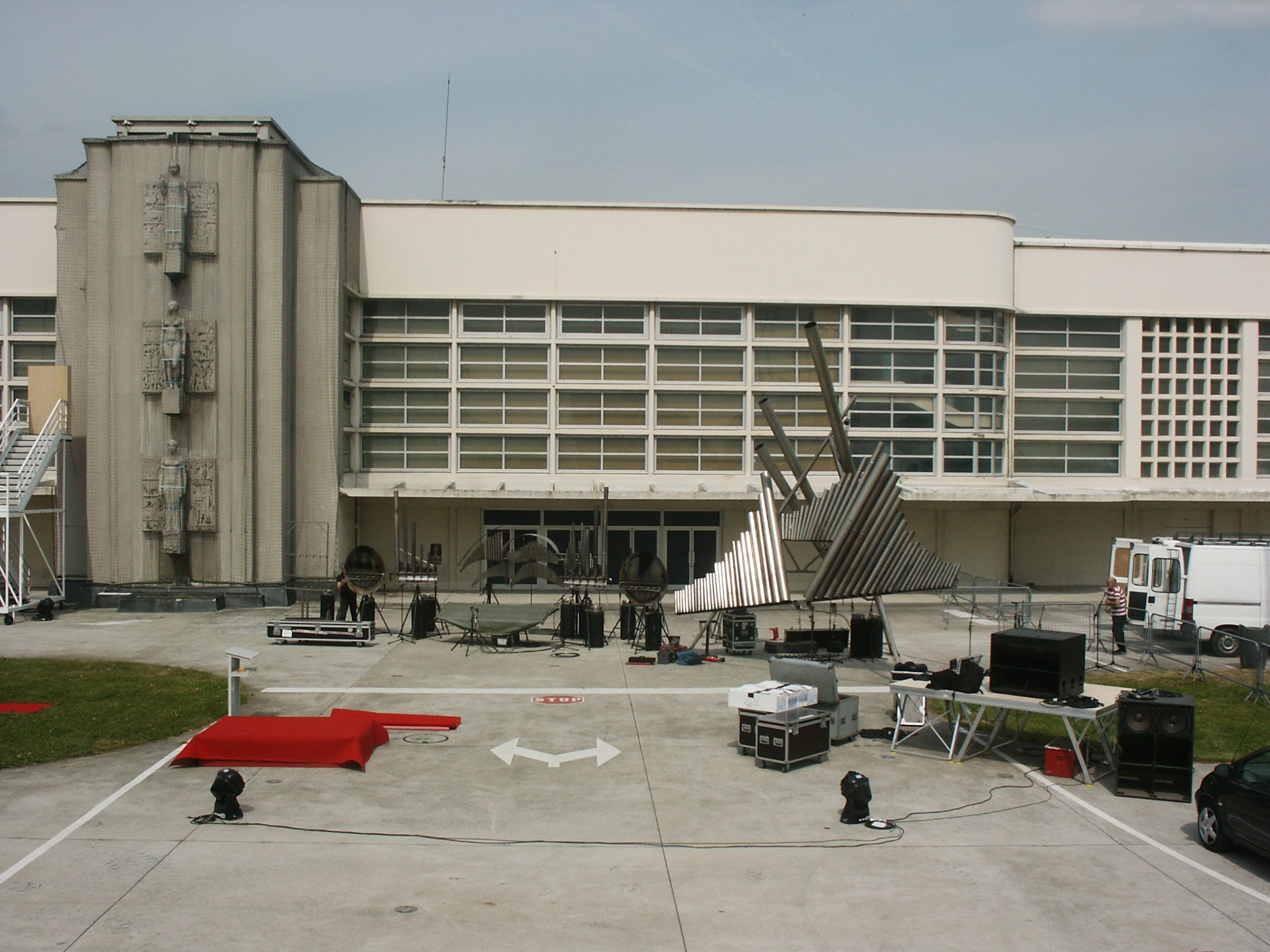 Installation de l'Orgue à Feu de M;Moglia lors de notre dernière création au Musée de l'Air et de l'Espace